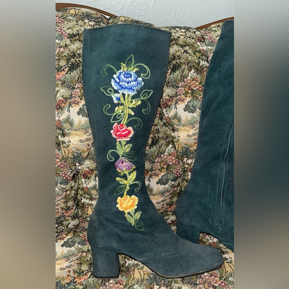 Selling these beautiful vintage green boots! Very rare